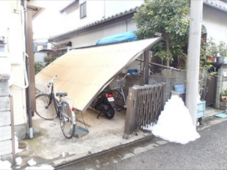 パネルが落下したカーポート